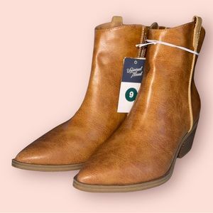 Universal Thread (9) Brand New Brown Ankle Boots